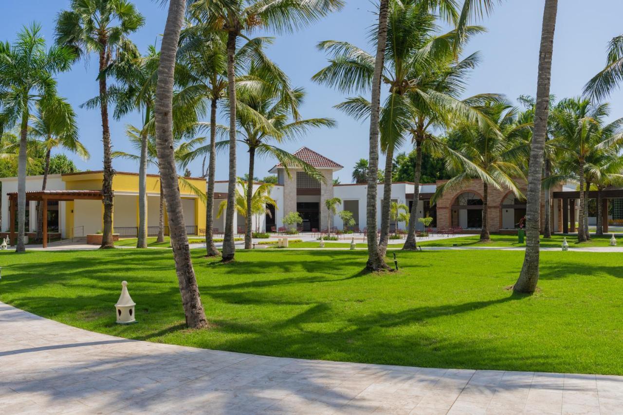 Tropical Deluxe Princess Punta Cana Exterior foto The resort's grounds