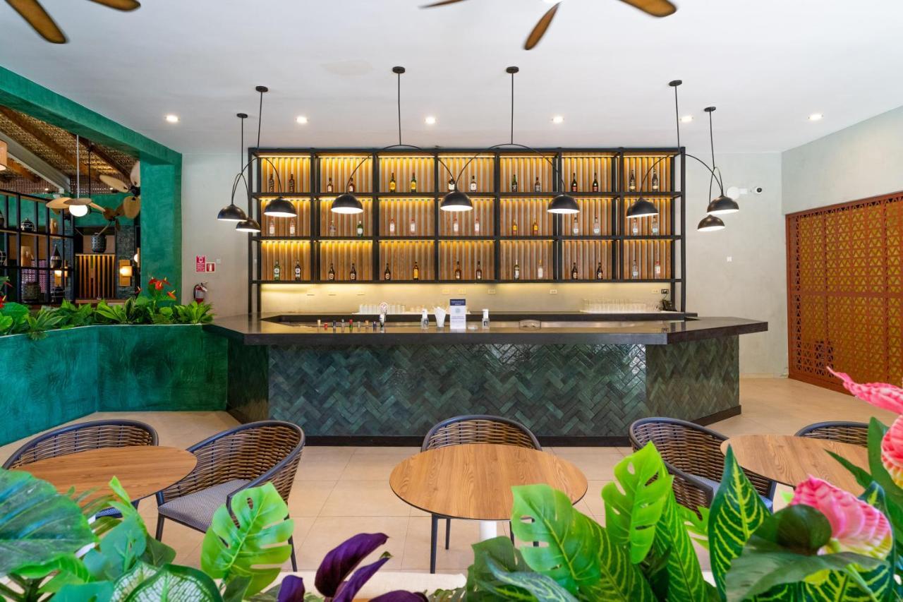 Tropical Deluxe Princess Punta Cana Exterior foto The bar at the hotel
